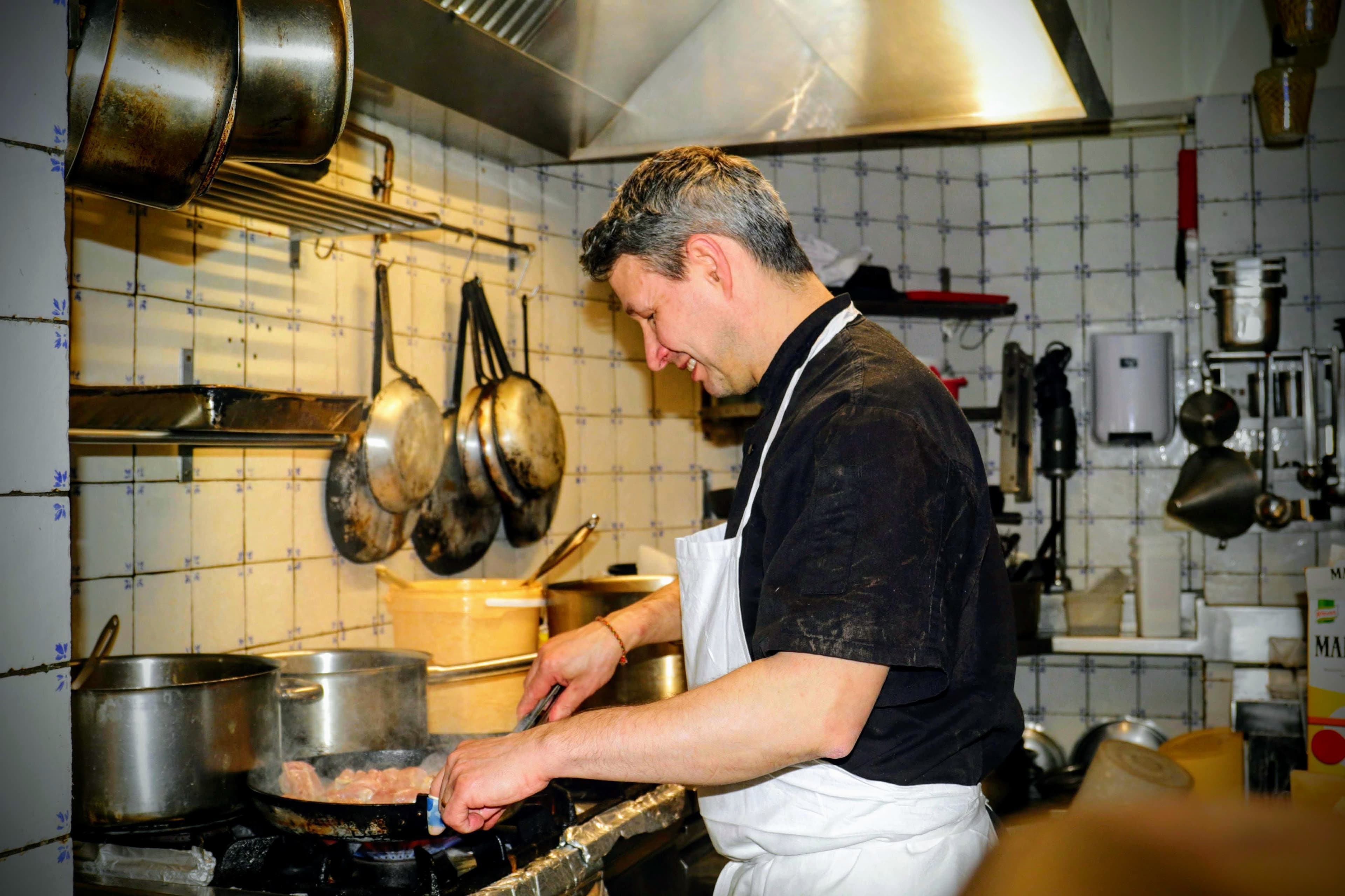 Chef de L'Officine Paris en cuisine