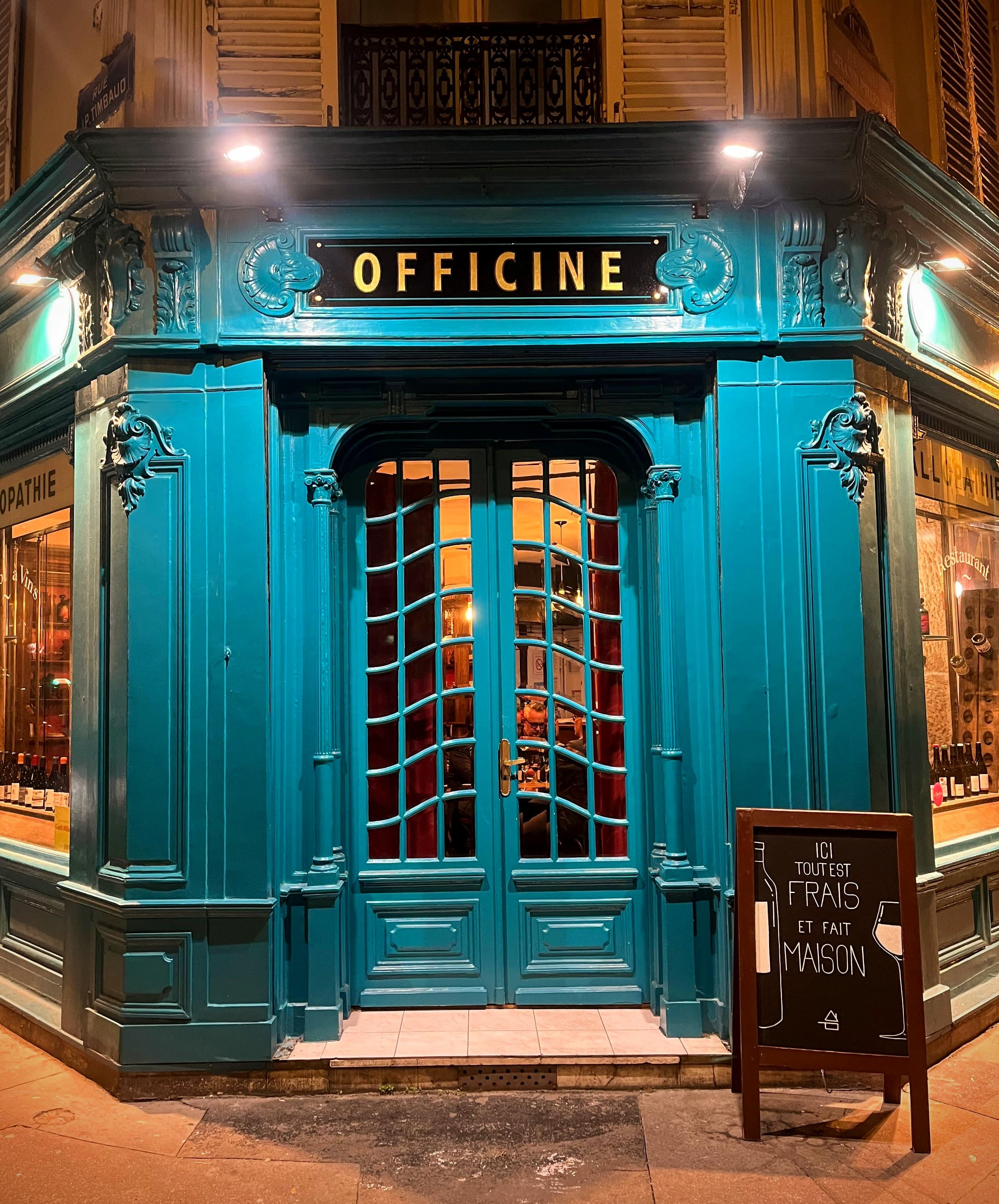 Façade turquoise de L'Officine Paris rue Jean-Pierre Timbaud